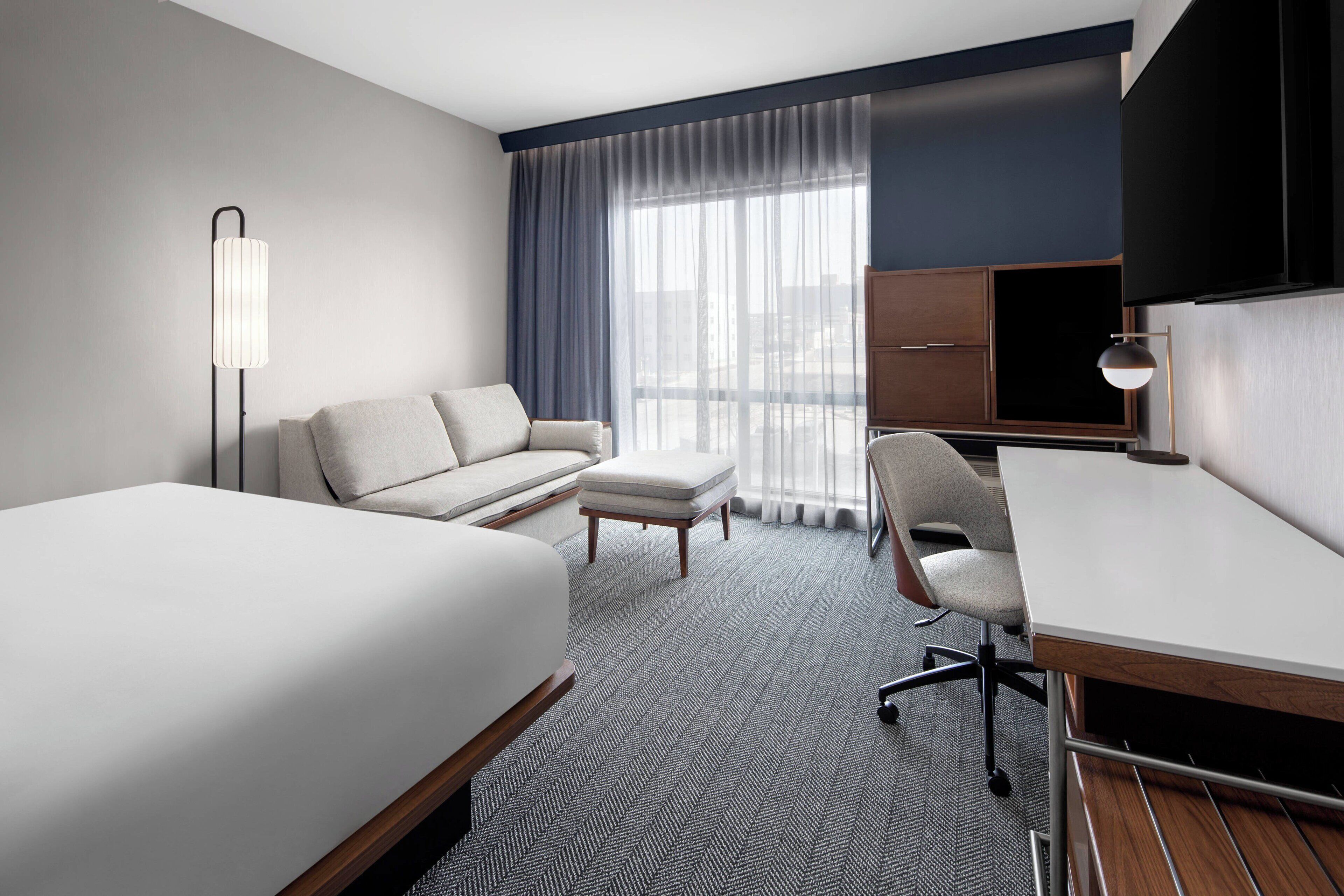 Courtyard Lansing Downtown king guestroom
